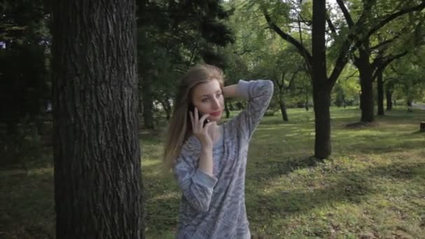 Chica joven al aire libre hablando por teléfono — Vídeos de Stock