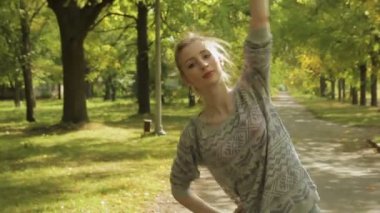 Yamaçları ile egzersiz yaparak kız