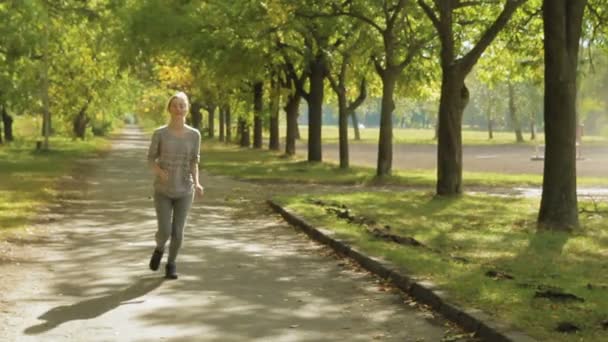 Frau joggt im Park — Stockvideo