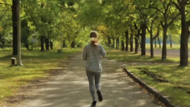Femme jogging dans le parc — Video
