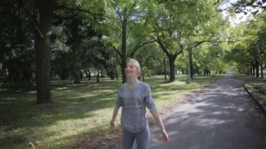 Genç ve güzel kız egzersiz yaparak