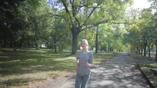 Frau joggt im Park — Stockvideo