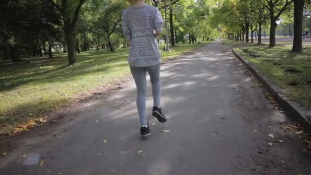 Femme jogging dans le parc — Video