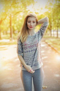 Genç kızla mavi gözleri bir parkta yürüyüş