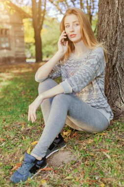 Telefonda konuşan güzel kız.