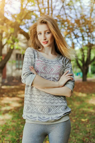 Mooie elegante vrouw in een park in de herfst — Stockfoto