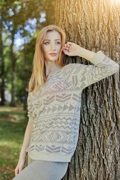 Mooie elegante vrouw in een park in de herfst — Stockfoto