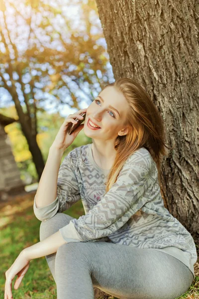 Mooi meisje praten op de telefoon — Stockfoto