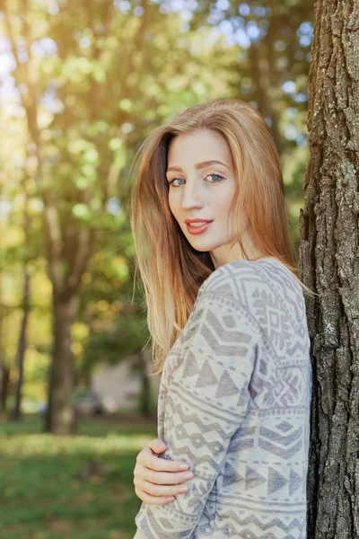 Mooie elegante vrouw in een park in de herfst — Stockfoto