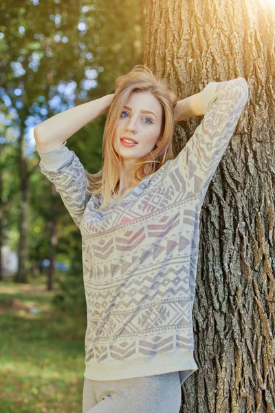 Mooie elegante vrouw in een park in de herfst — Stockfoto