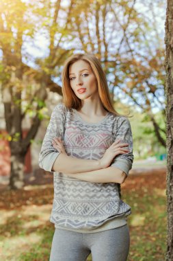 Sonbaharda parkta duran zarif bir kadın.