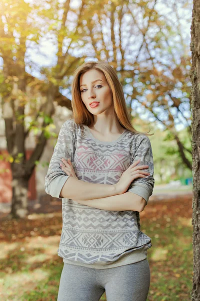 Mooie elegante vrouw in een park in de herfst — Stockfoto