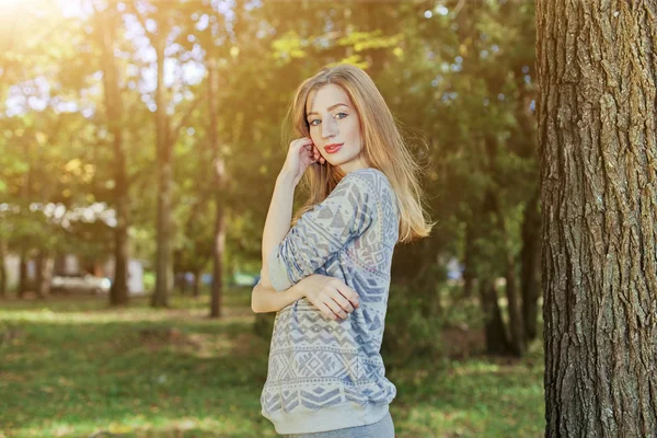 Mooie elegante vrouw in een park in de herfst — Stockfoto