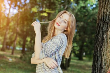 Sonbaharda parkta duran zarif bir kadın.