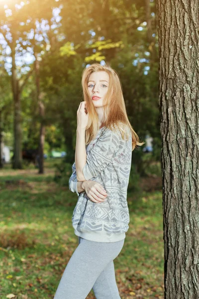 Mooie elegante vrouw in een park in de herfst — Stockfoto