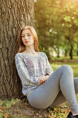 Sarışın ve mavi gözlü genç güzel kızla