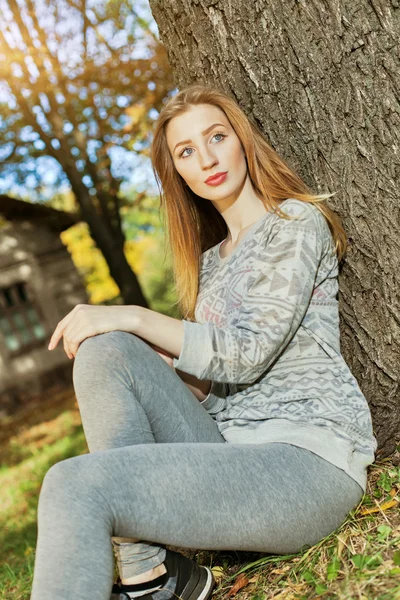 Mooi meisje met blauwe ogen en blonde haren — Stockfoto