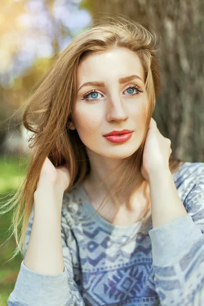 Portret van een jong meisje met blauwe ogen — Stockfoto