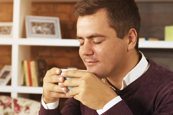 Młodego człowieka, picia kawy, herbaty lub czekolady — Zdjęcie stockowe