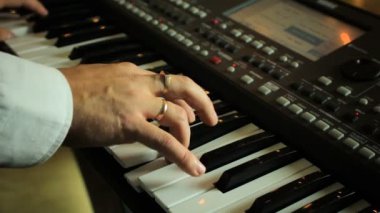 adam bir synthesizer oynarken