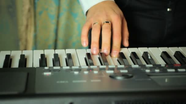 Man spelen op een synthesizer — Stockvideo