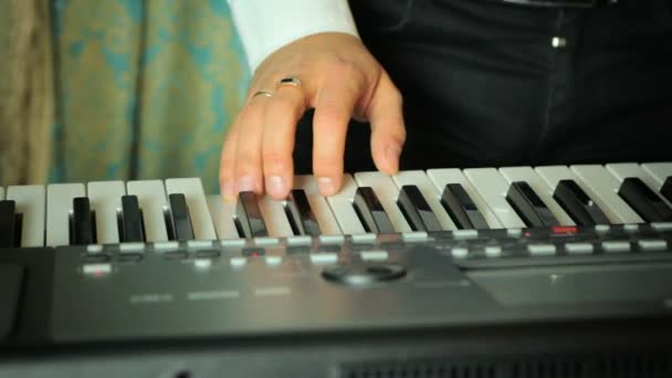 Adam bir synthesizer oynarken — Stok video
