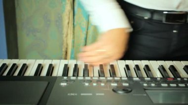 adam bir synthesizer oynarken