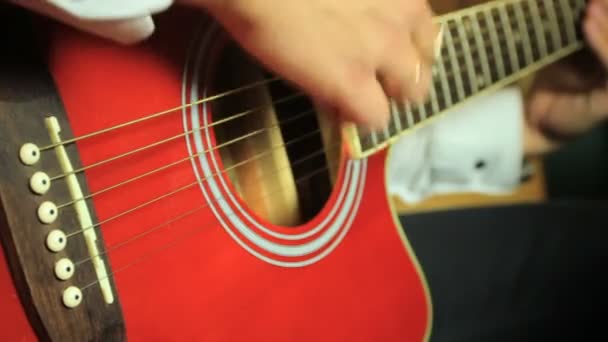 Guitariste jouant de la guitare acoustique à six cordes — Video