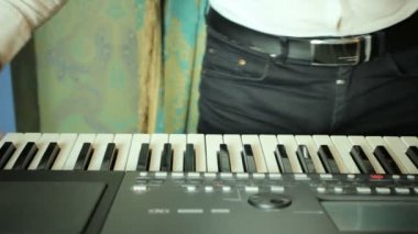 adam bir synthesizer oynarken