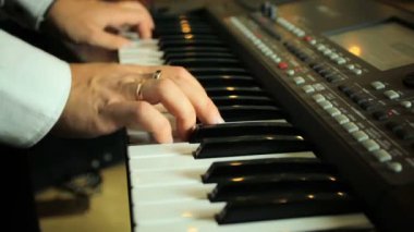 adam bir synthesizer oynarken