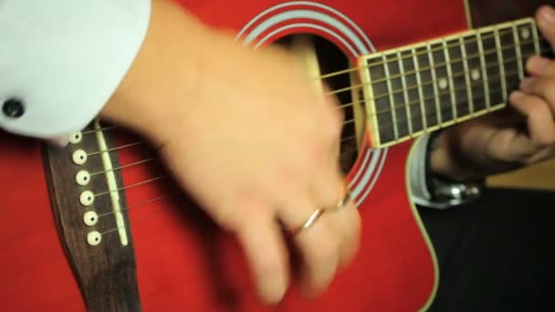 Guitarrista tocando en guitarra acústica de seis cuerdas — Vídeos de Stock