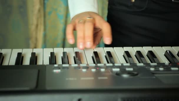 Man spelen op een synthesizer — Stockvideo