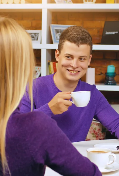 Młody człowiek, picia kawy i rozmawiając z kobietą. Miłe spotkanie z przyjaciółmi lub kochanków. — Zdjęcie stockowe