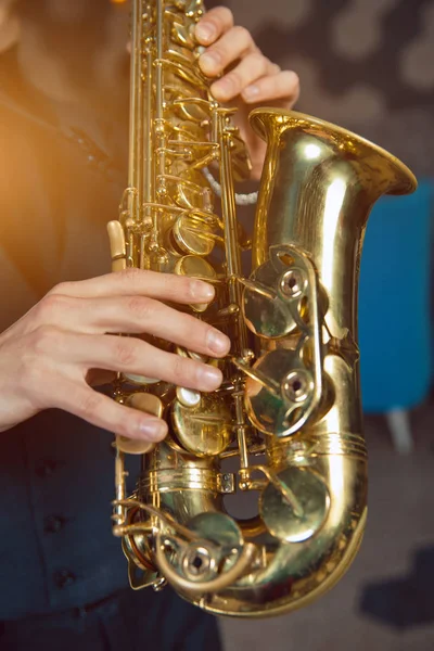 Joven con traje sostenga saxofón — Foto de Stock