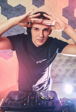 Genç adam Dj Mikser ile çalışma