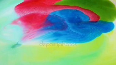 Beyaz bir arka plan üzerinde parlak renkler güzel hareket