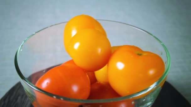 Κόκκινο και κίτρινο ντομάτες κλώση πλάκα — Αρχείο Βίντεο