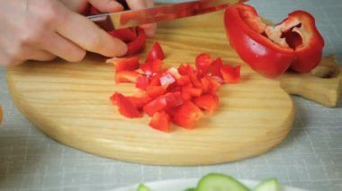 Olgun kırmızı biber kız bir bıçakla keser