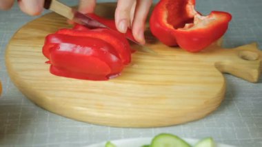 Olgun kırmızı biber kız bir bıçakla keser