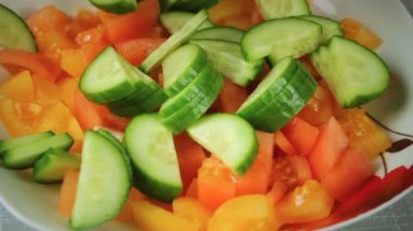 Taze salata domates ve yeşil salatalık