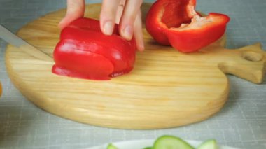 Olgun kırmızı biber kız bir bıçakla keser