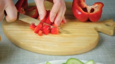 Olgun kırmızı biber kız bir bıçakla keser