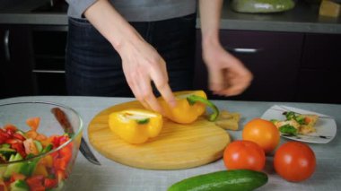 Kız sarı biber tahta temizler