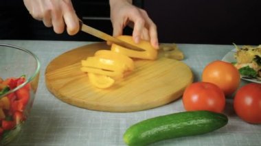 Bir bıçakla kız olgun sarı biber cuts