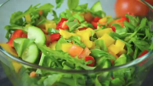 Салат из свежих овощей вращается по кругу — стоковое видео
