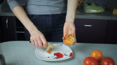 Şef temiz soğan soğan bir ahşap tahta üzerinde