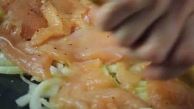 Çiğ tavuk eti yakından tahtada döner