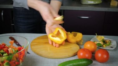 Kız sarı biber tahta temizler