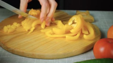 Bir bıçakla kız olgun sarı biber cuts