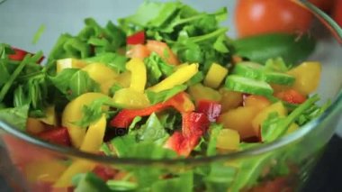 Salata taze sebze döndürmek bir daire içinde